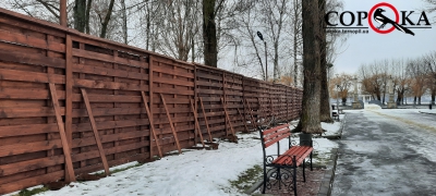 У Тернополі відновлюють огорожу «Парку динозаврів», що постраждала від поривів вітру (фото)