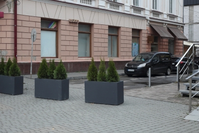 У центрі Тернополя проїзд заблокували … клумби (фотофакт)