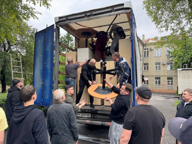 Тернопільський центр крові отримав 300 одиниць меблів від благодійників з Німеччини (фото)