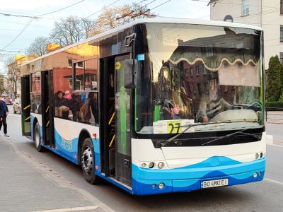 Сьогодні у Тернополі збільшать кількість громадського транспорту, що курсуватиме до кладовищ