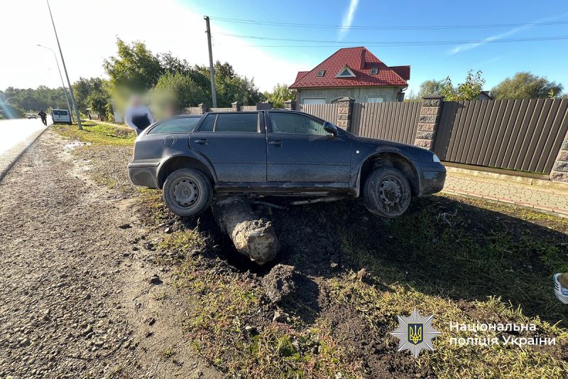У ДТП на Тернопільщині: водій на повній швидкості врізався в опору вуличного освітлення