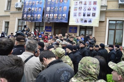 У замінованій і «оточеній» Тернопільській міськраді не провели сесію (фото)
