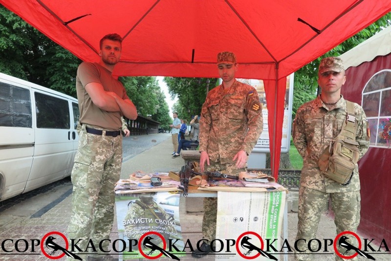У центрі міста люди в камуфляжах демонстрували зброю та закликали тернополян приєднатися до лав контрактників