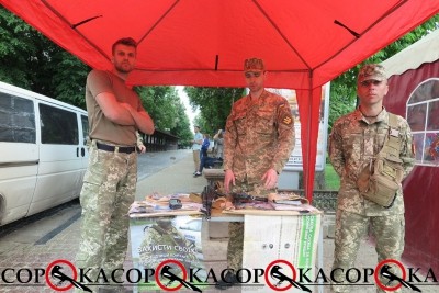 У центрі міста люди в камуфляжах демонстрували зброю та закликали тернополян приєднатися до лав контрактників