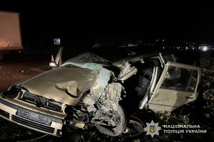 На Тернопільщині іномарка зіткнулася з автопотягом