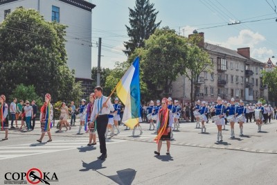 Центральними вулицями Тернополя парадували випускники
