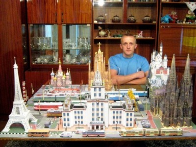 Незвичайне паперове містечко з давно втрачених та існуючих споруд зробив умілець з Тернопільщини (фото)