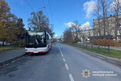 Слідчі поліції встановлюють особу водія, який спровокував аварійну ситуацію в Тернополі