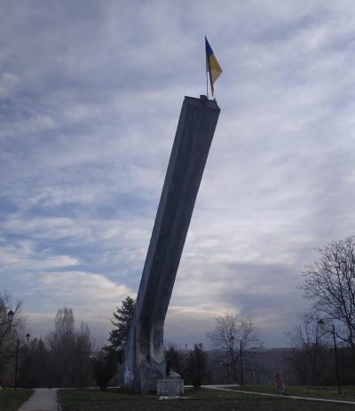 У Тернополі на «Східному» демонтували радянський літак (фотофакт)
