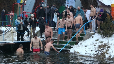 Сьогодні тернополяни масово занурюються у крижану воду, щоб бути здоровими (фоторепортаж)
