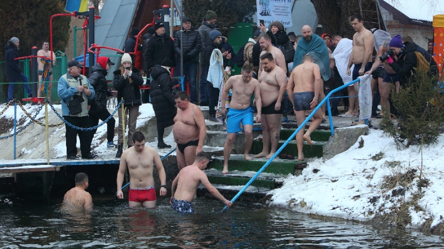 Сьогодні тернополяни масово занурюються у крижану воду, щоб бути здоровими (фоторепортаж)