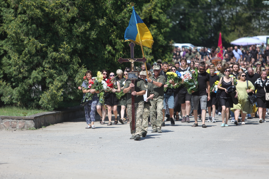 “Він жив і помер без страху”: у Тернополі попрощалися з 24-річним захисником Максимом Кузівим