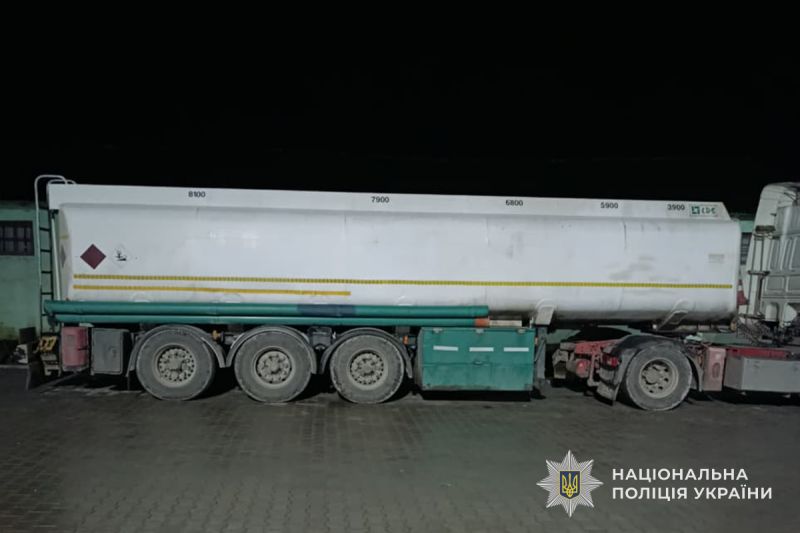 На Тернопільщині працівники поліції викрили водія, який розбавив азотні добрива водою та намагався продати частину краденого товару