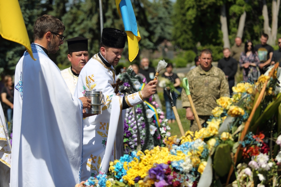 У Тернополі сьогодні попрощалися з 27-річним бойовим медиком Сергієм Шишковським (фоторепортаж)