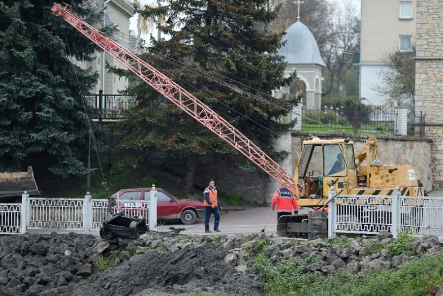 Тернопільський став очищують від намулу та поглиблюють дно (фото)