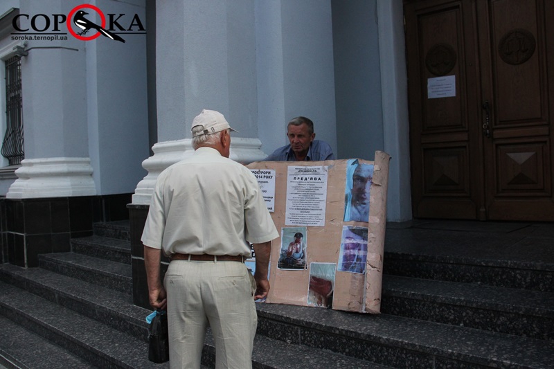 Чоловік, який нещодавно хотів вчинити самогубство, сьогодні прийшов під Тернопільську прокуратуру