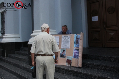 Чоловік, який нещодавно хотів вчинити самогубство, сьогодні прийшов під Тернопільську прокуратуру