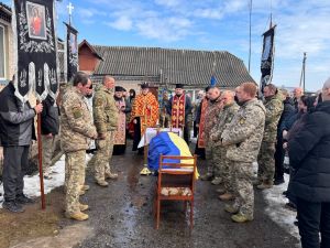 На Тернопільщині поховали воїна, який помер перебуваючи на лікуванні