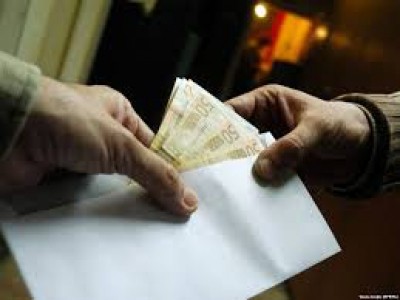 Тернопільські правоохоронці просто так хабарника відпускати не хочуть