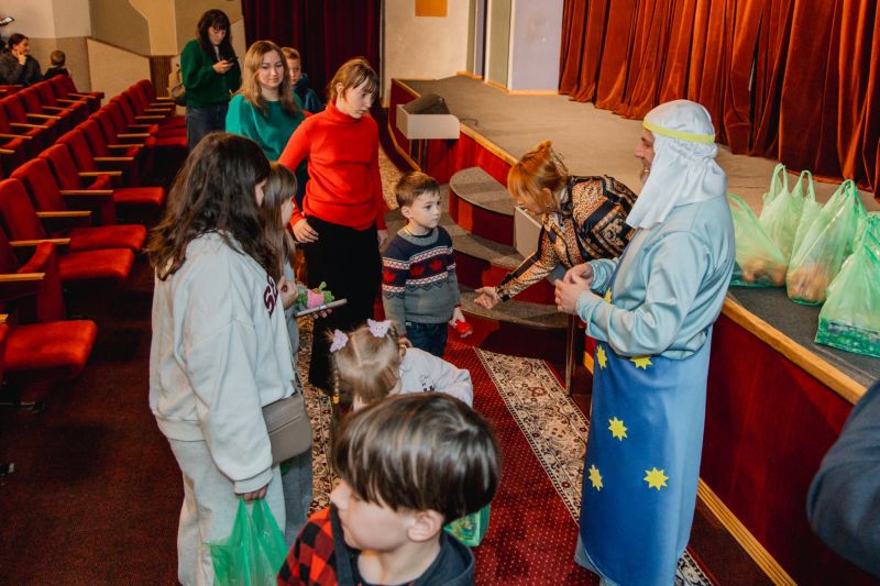 Дітям загиблих і полонених військових у Тернополі показали благодійну виставу та вручили подарунки