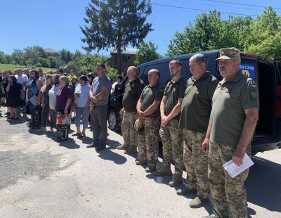 В громаді на Тернопільщині зустріли полеглого Героя Олега Кухарського
