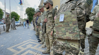 Бійцям з Теребовлі передали полегшені бронежилети за стандартами НАТО (відео)