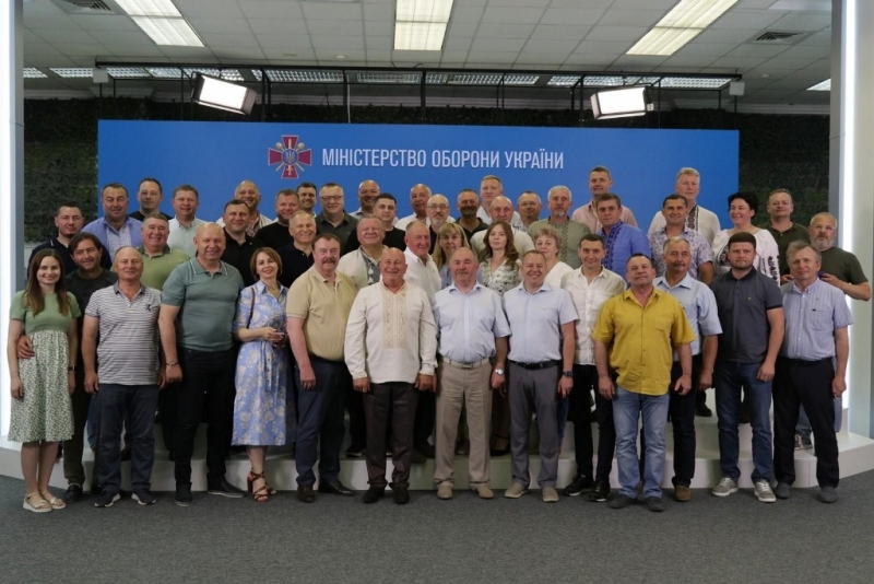 Міністр оборони вручив медаль «За сприяння ЗСУ» Герою України Петру Гадзу