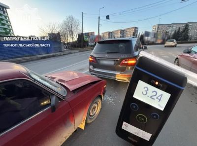 Рівень алкоголю в крові перевищував норму в 16 разів: у Тернополі водій ВАЗу скоїв ДТП