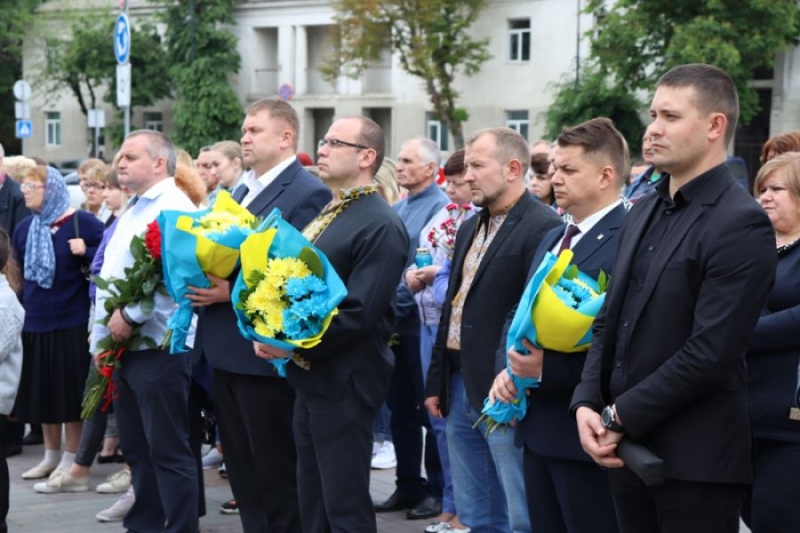 Віктоp Овчаpук pазом із батьками та pодичами Геpоїв Небесної Сотні молилися за світлу пам’ять загиблих