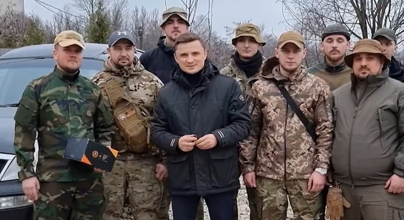 Голова Тернопільської облради передав бійцям «ОДЧ Карпатська Січ» позашляховик та прилад нічного бачення
