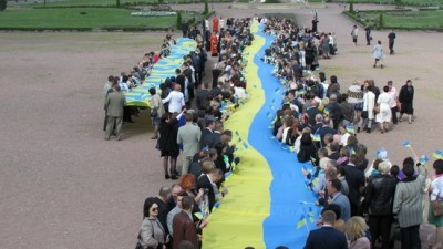 На Тернопільщині протягнули майже 80-метрового українського стяга