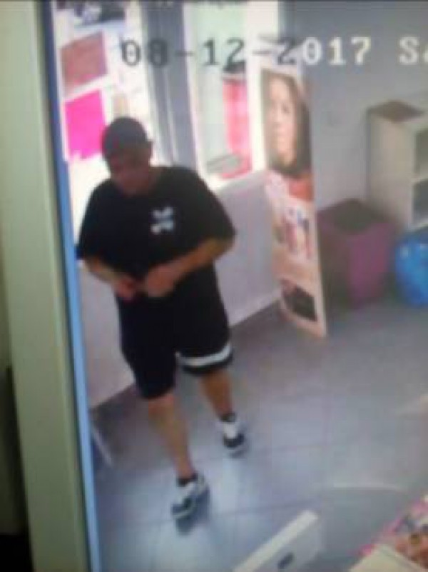 Правоохоронці шукають чоловіків, які обікрали магазин "Простор" у Тернополі