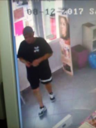 Правоохоронці шукають чоловіків, які обікрали магазин "Простор" у Тернополі