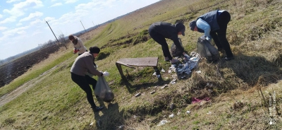 На Тернопільщині вчителі прибрали довкілля (фотофакт)