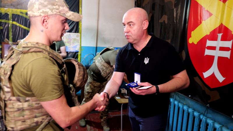 Сергій Надал на фронті вручив відзнаки воїнам 44-ї артилерійської бригади з нагоди річниці її створення