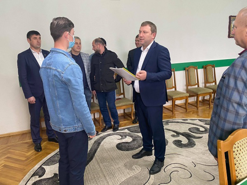 На Тернопільщині вручили ключі від квартири дитині-сироті