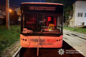 У Тернополі під час екстреного гальмування тролейбуса травмувалася жінка