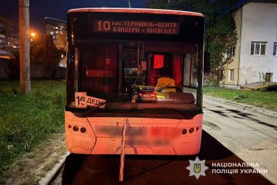 У Тернополі під час екстреного гальмування тролейбуса травмувалася жінка