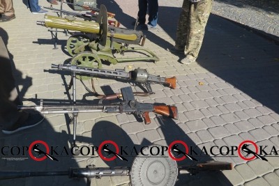 На головній площі Тернополя багато стрілецької зброї та спецтехніка  (фото)