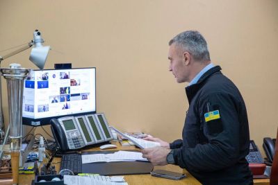 «Спроба примусити України до миру на умовах ворога – це потурання планам Путіна піти війною на Європу», – Кличко на саміті Європейської партії