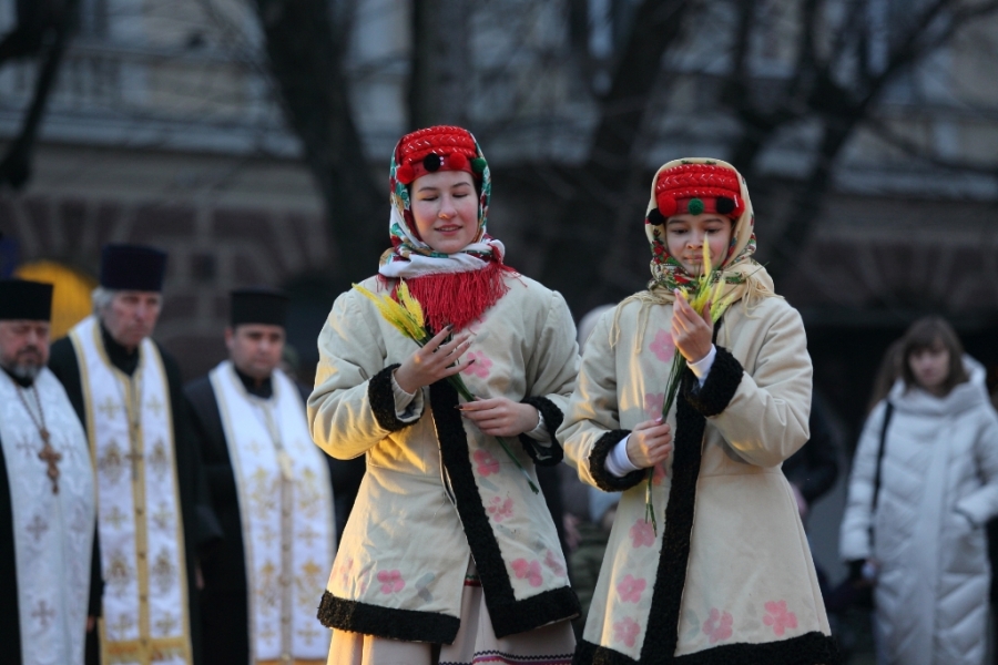 У центрі Тернополя запалюють свічки, щоб вшанувати пам&#039;ять жертв Голодоморів (фоторепортаж)