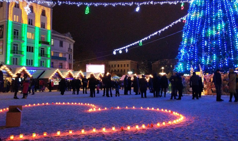 У центрі Тернополя хлопець освідчився своїй коханій (фото)