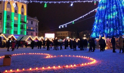 У центрі Тернополя хлопець освідчився своїй коханій (фото)