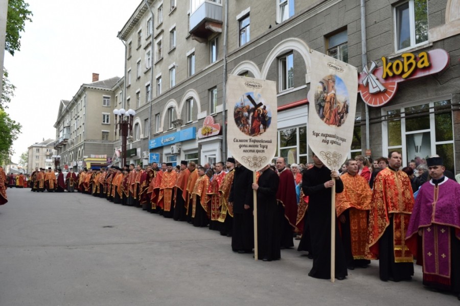 Центром Тернополя несуть хреста: триває Хресна дорога (фото, відео)