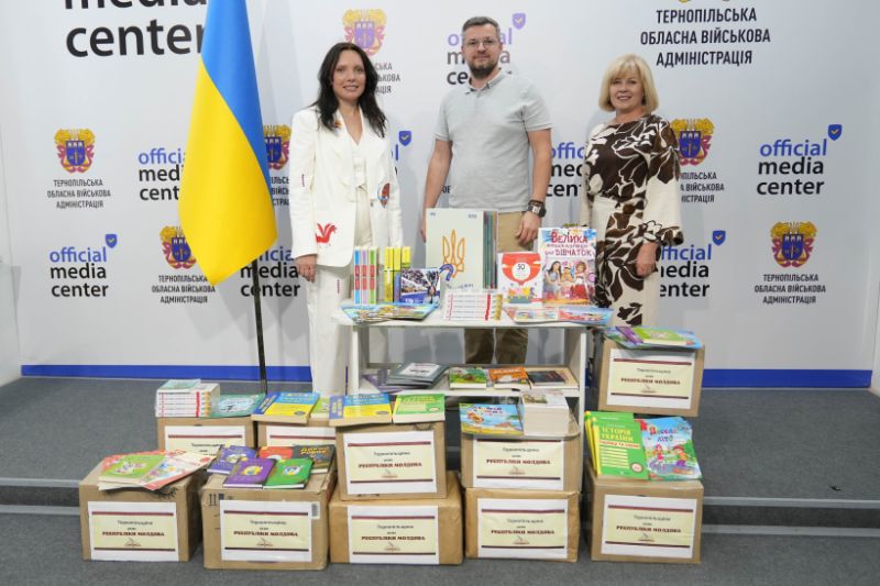 Понад 500 українських книг з Тернопільщини передали дітям у Молдові