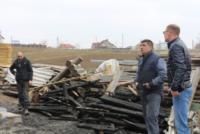 Неподалік Тернополя горів деревообробний цех (фото)