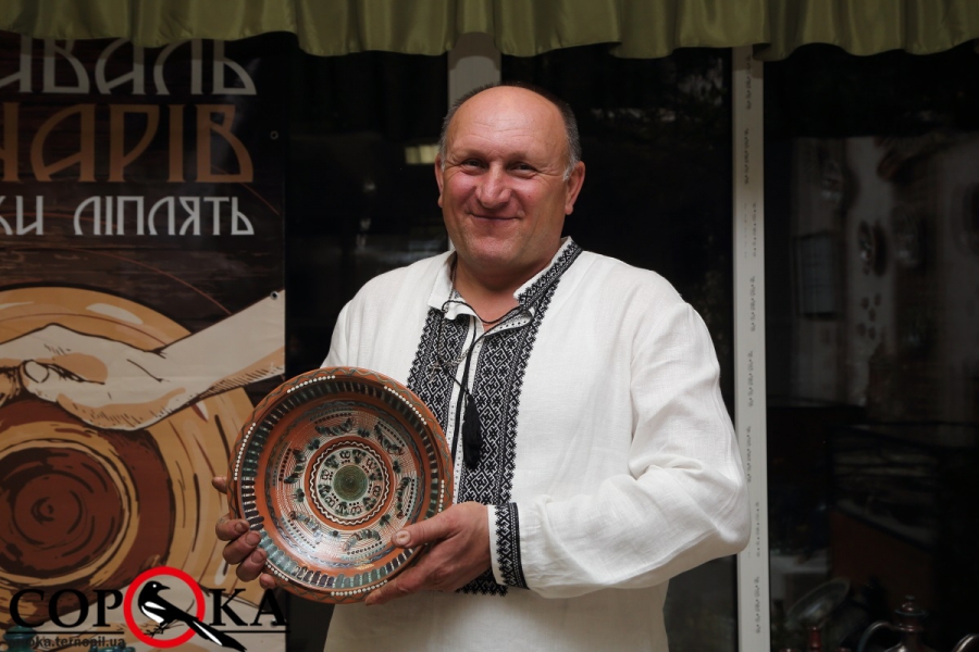 Тернополянам показали розписи подільських мисок (фоторепортаж)