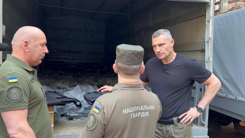 Київ передав Національній гвардії України 1200 бронежилетів 4 та 5 класу захисту, – Віталій Кличко (відео)