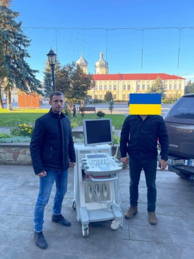 Збаразькі волонтери «Української команди» передали УЗД-апарат центру ССО