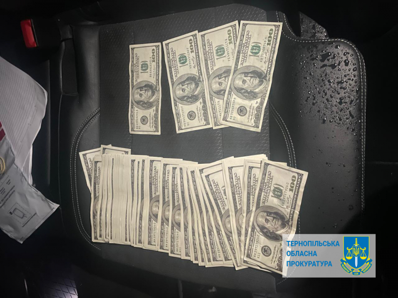На хабарі у 12 000 дол. США затримали &quot;впливового&quot; тернополянина, який допомагав ухилянту